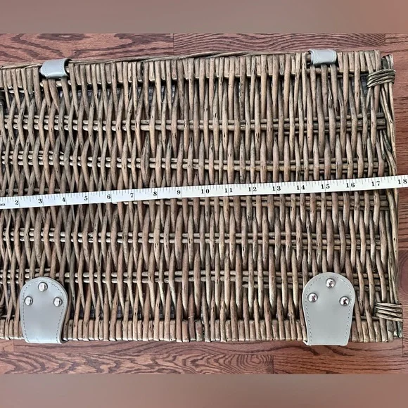 Picnic Basket for 4 People. Complete with Built-in Insulated Compartment - Picture 10 of 13